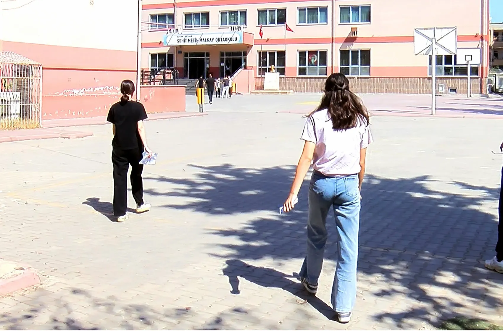 Adana'da sınav günü babalar için çifte heyecan yaşandı