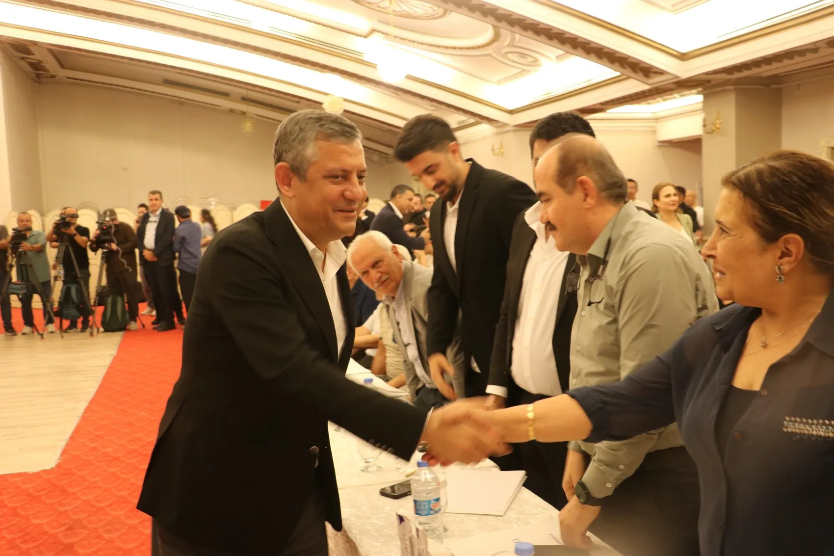 Özgür Özel Diyarbakır ziyaretinde demokrasi vurgusu yaptı