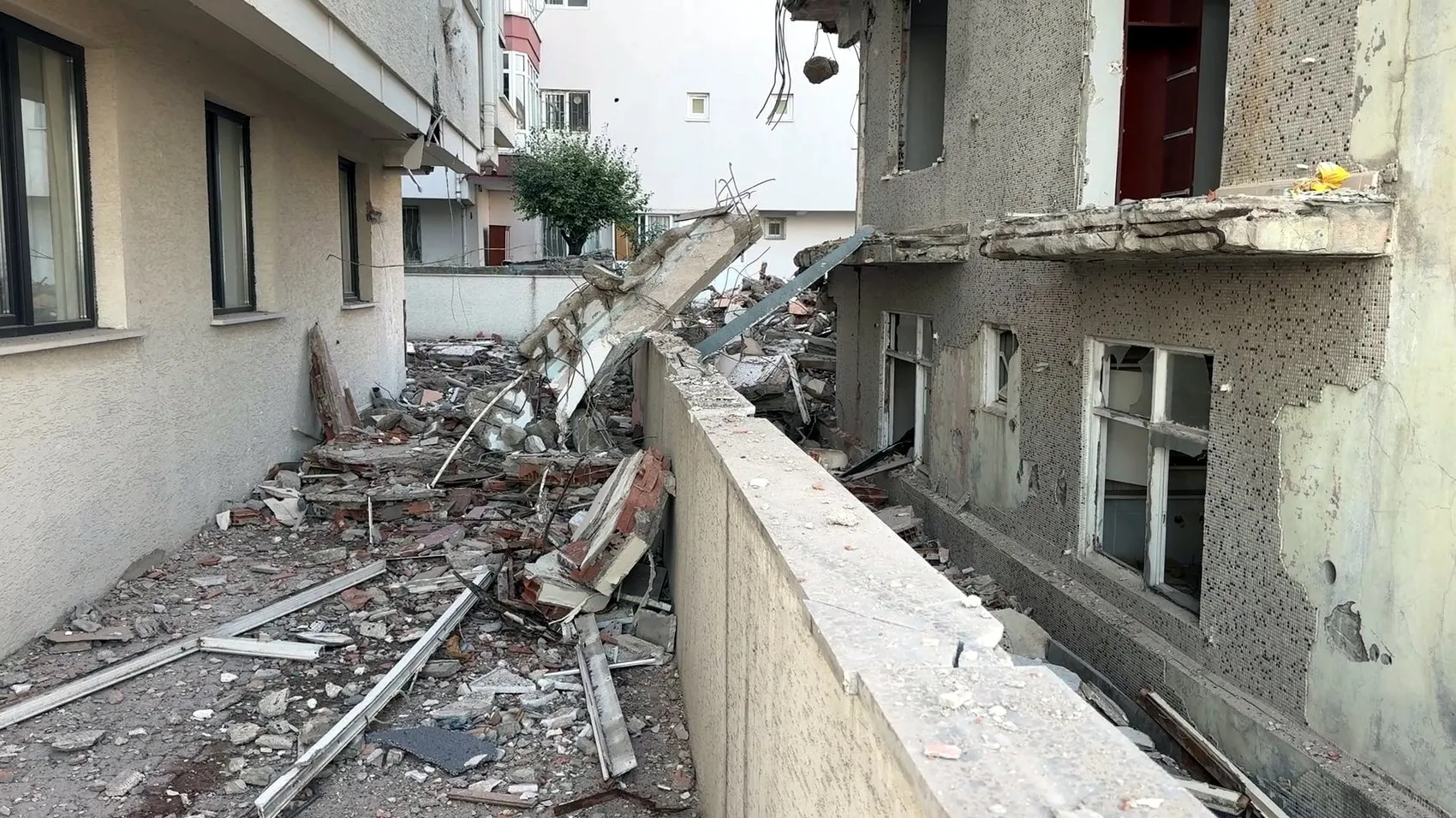 Avcılar'da kentsel dönüşüm yıkımı komşu binayı harabeye çevirdi