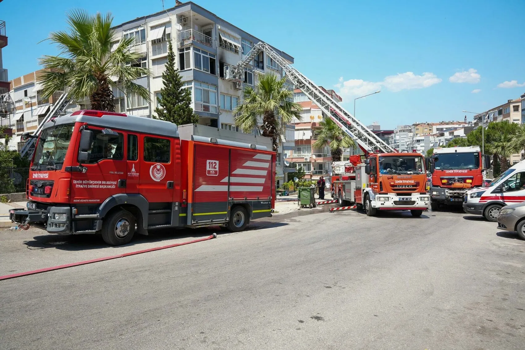 İzmir Karabağlar’da apartman yangını paniği