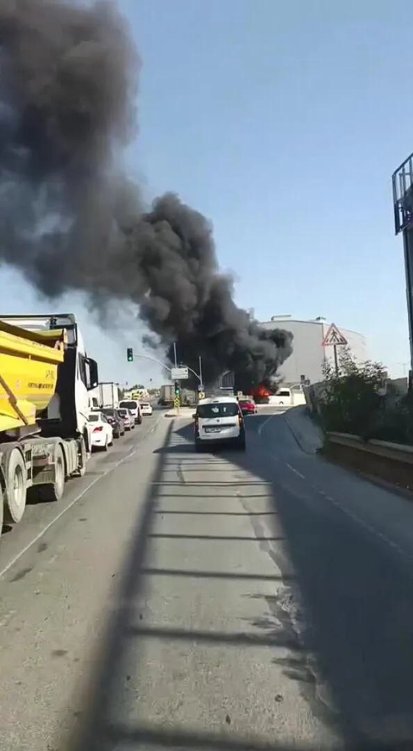 Arnavutköy'de servis minibüsü seyir halindeyken patlamalarla yandı