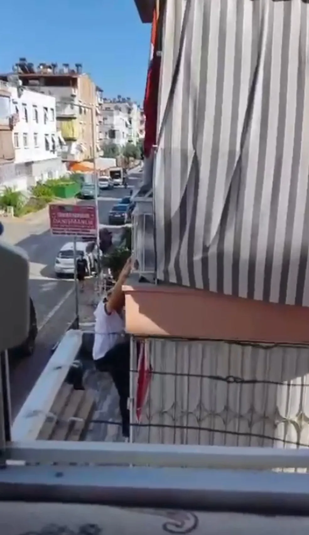Antalya'da balkon korkuluklarına asılı kalan kişi yürekleri ağza getirdi