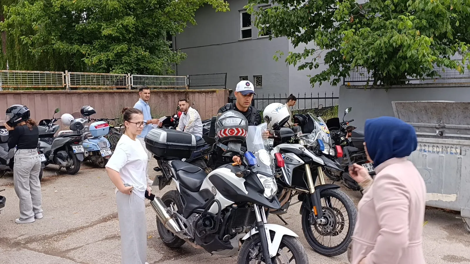 Sınav yerine yanlış giden öğrenciyi polis motosikletle yetiştirdi