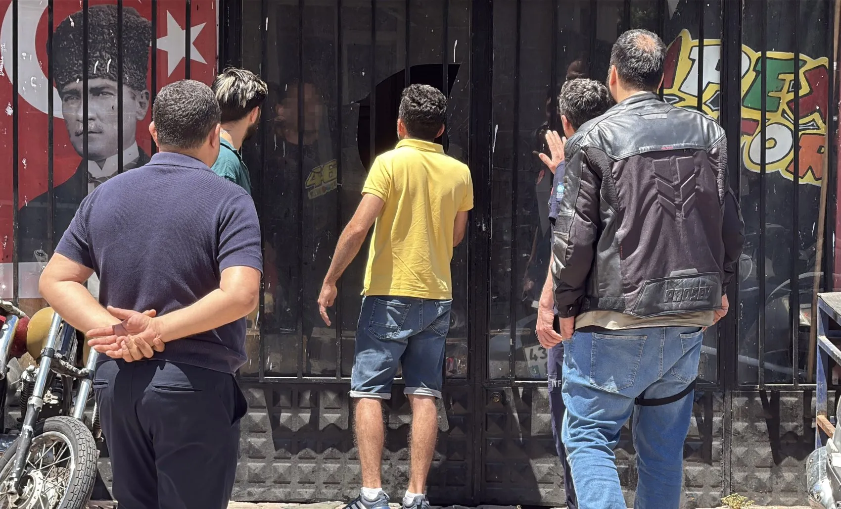 Antalya’da gergin anlar Dükkanını ateşe vermekle tehdit etti