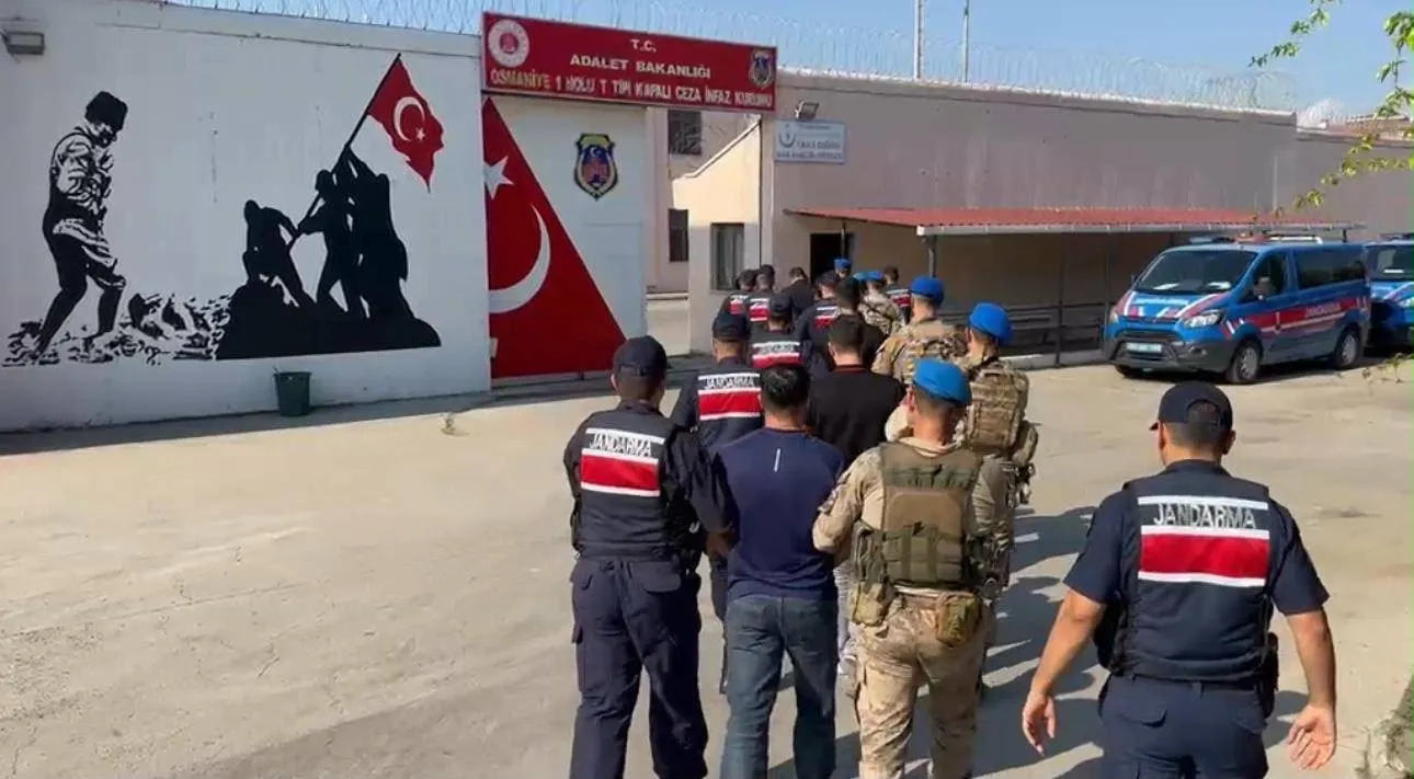 Osmaniye'de cezaevi önünde silahlı saldırı ve araç gaspı kamerada