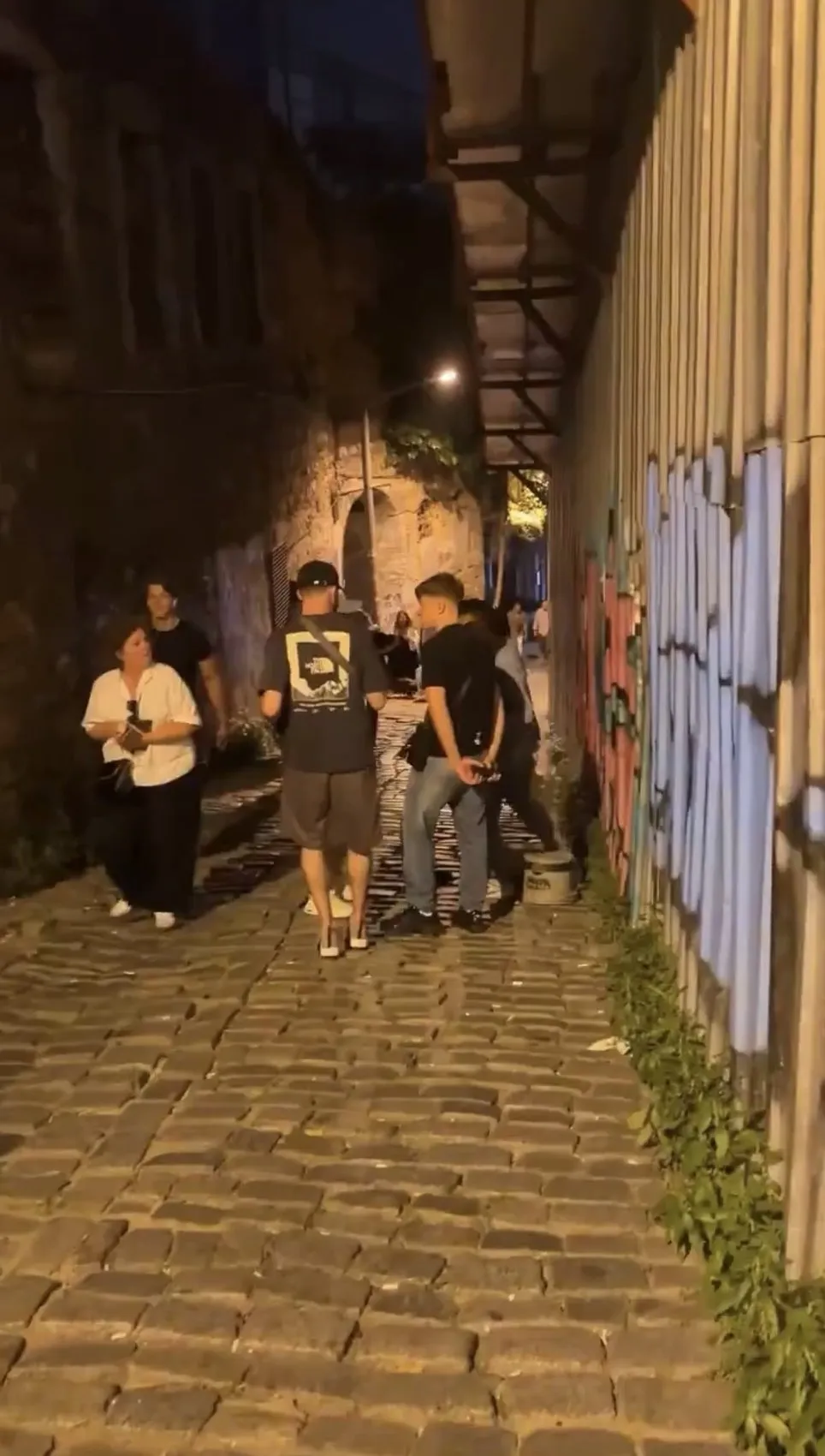 Galata'da turistleri hedef alan boyacıya sokaktan geçenler engel oldu