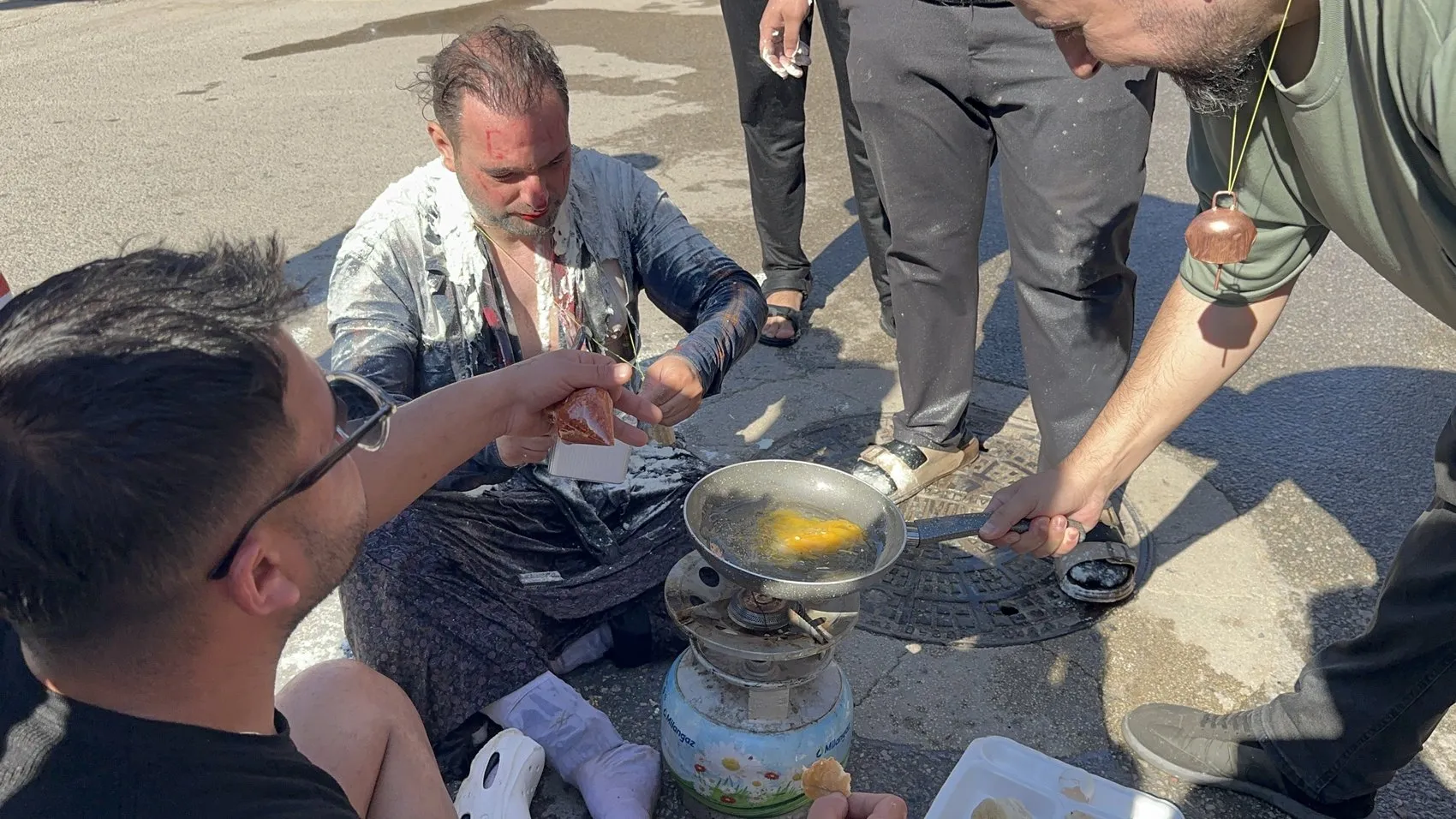 İznik’te damada geleneksel şaka Sokak ortasında yıkadılar
