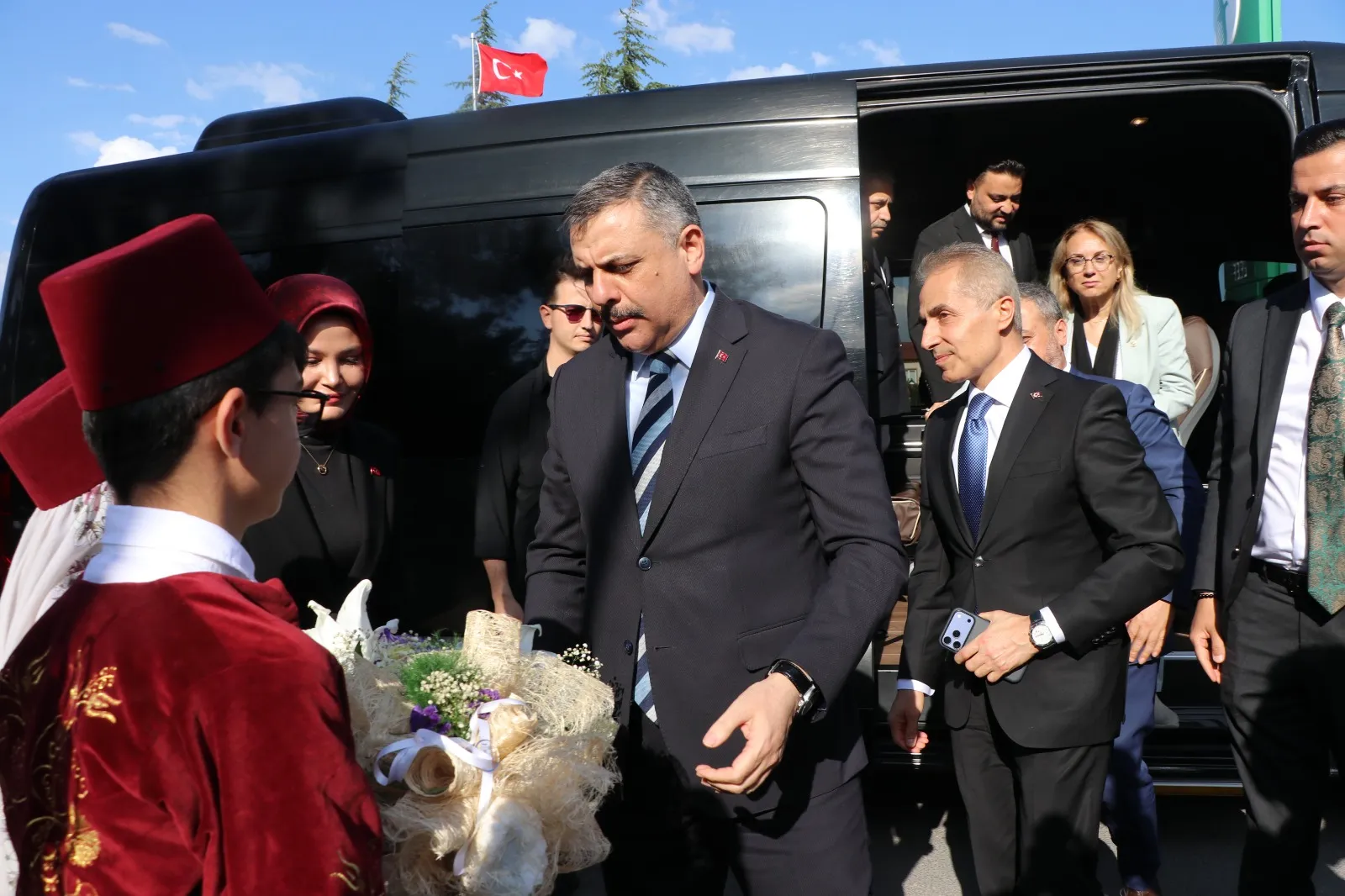 Bakan Çiftçi eski görev yerinde vatandaşla kucaklaştı