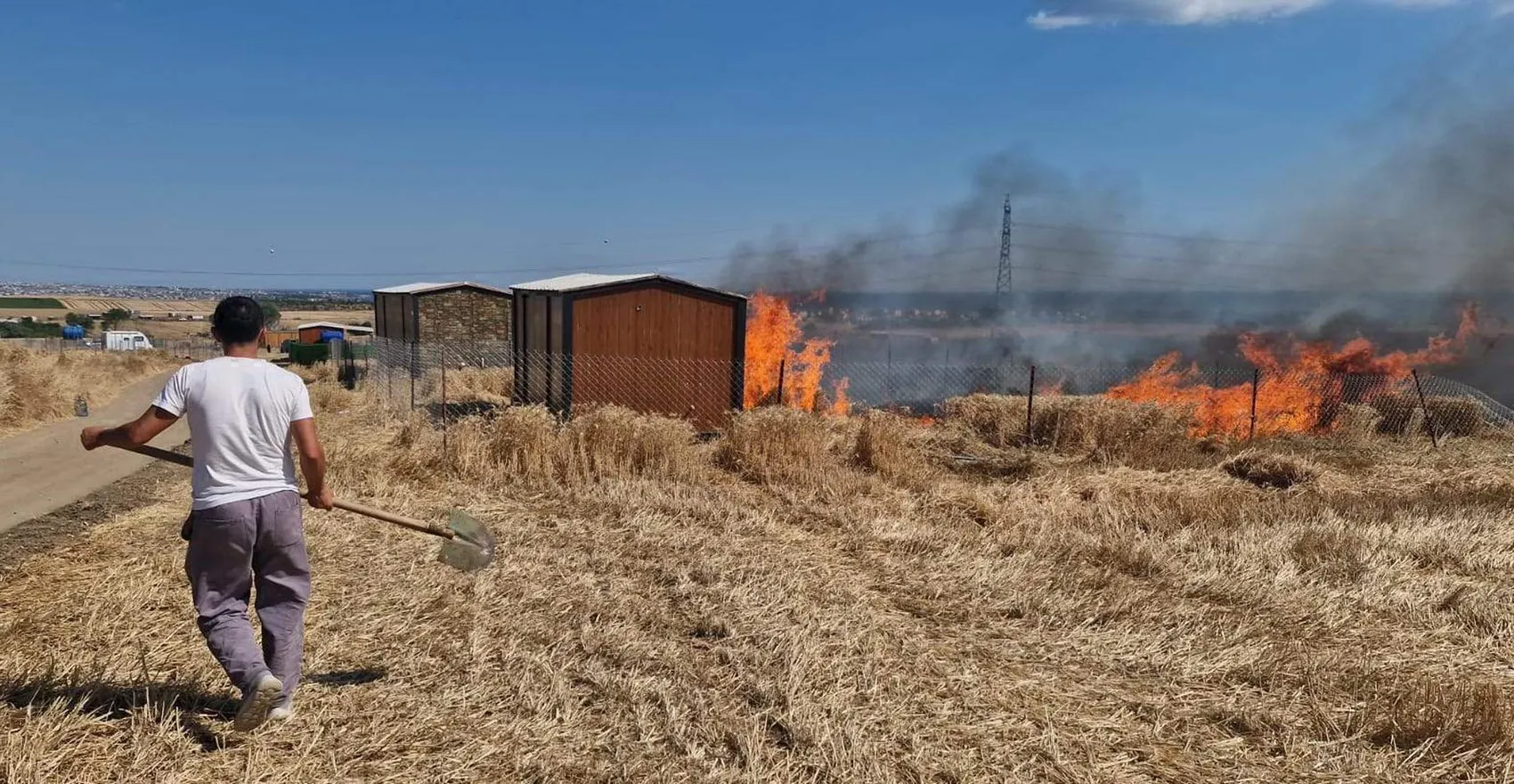 Tekirdağ’da tarla yangını Baraka ve karavanlar kül oldu