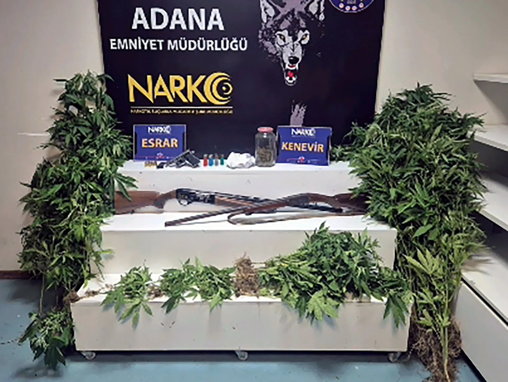 Adana polisi sokak satıcılarını yakaladı