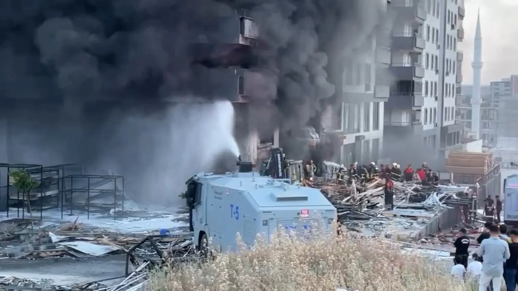 Şanlıurfa’da 10 katlı binayı saran alevler 8 daireyi kül etti