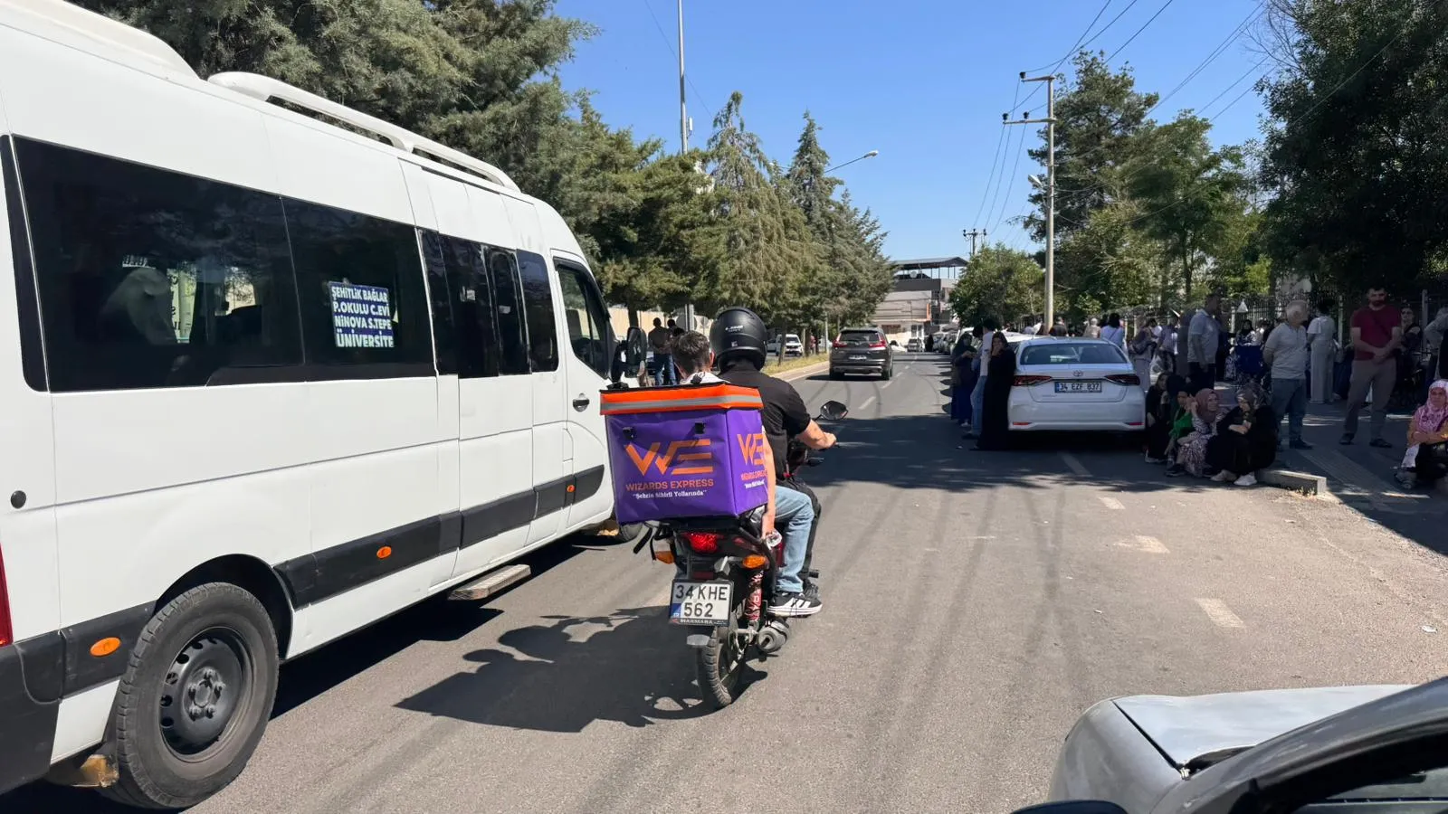 Diyarbakırda okul karmaşası yaşayan 25 öğrenci sınava polis yardımıyla yetişti