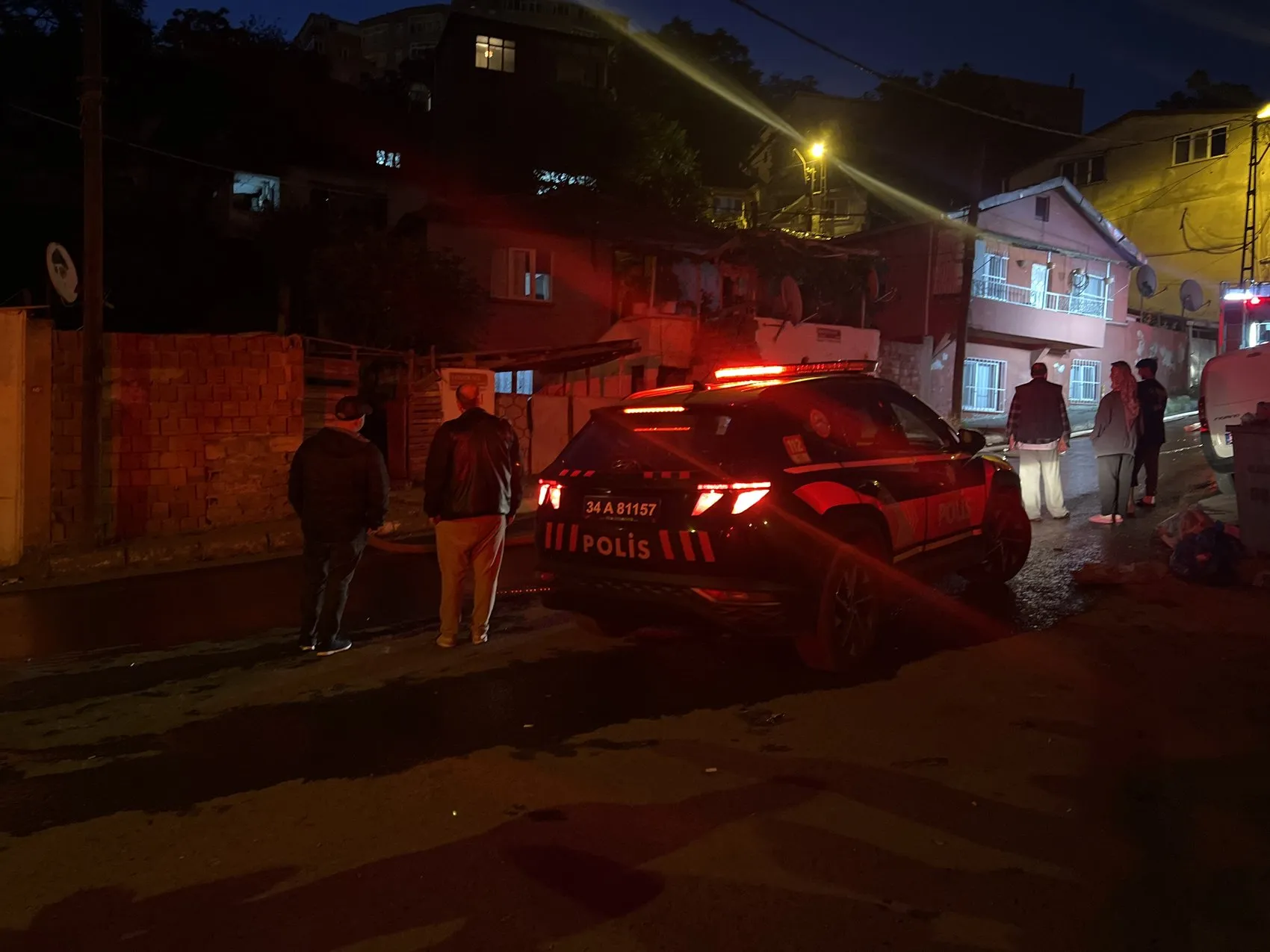 Gaziosmanpaşa'da gece yarısı çıkan yangın üç evi küle çevirdi