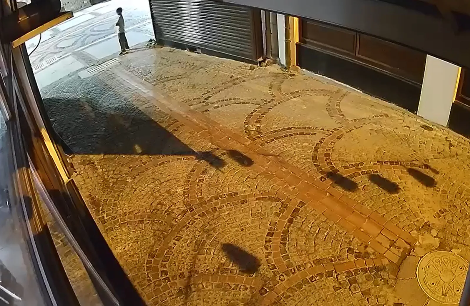 Edirne’de gece yarısı dükkan soyan iki çocuk kamerada
