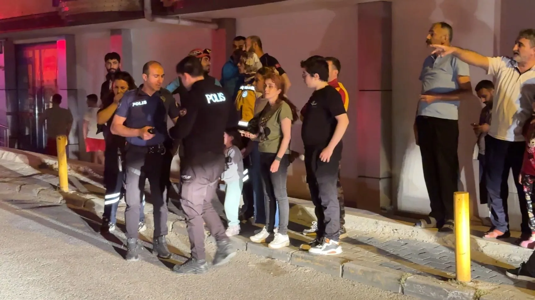 Avcılar'da temel kazısı binayı çökme noktasına getirdi