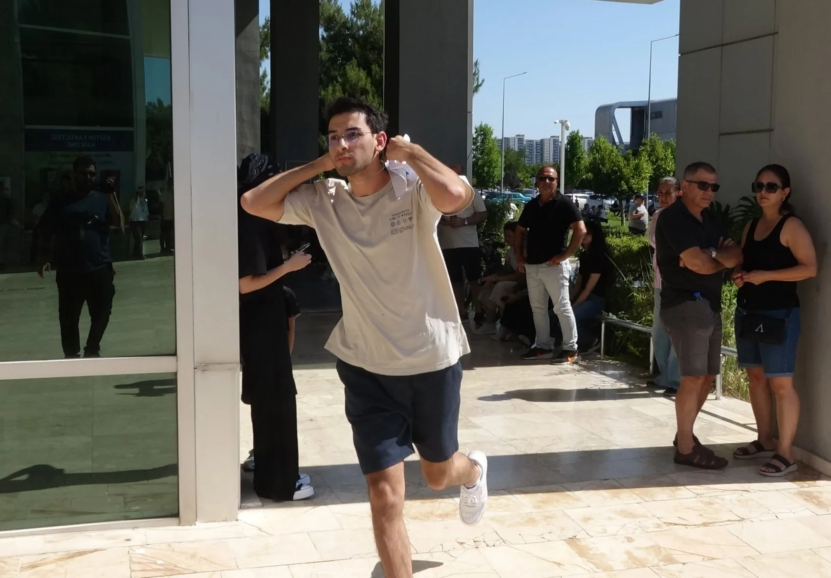 Antalya'da sınav maratonu Kapılar kapanırken yaşanan o anlar