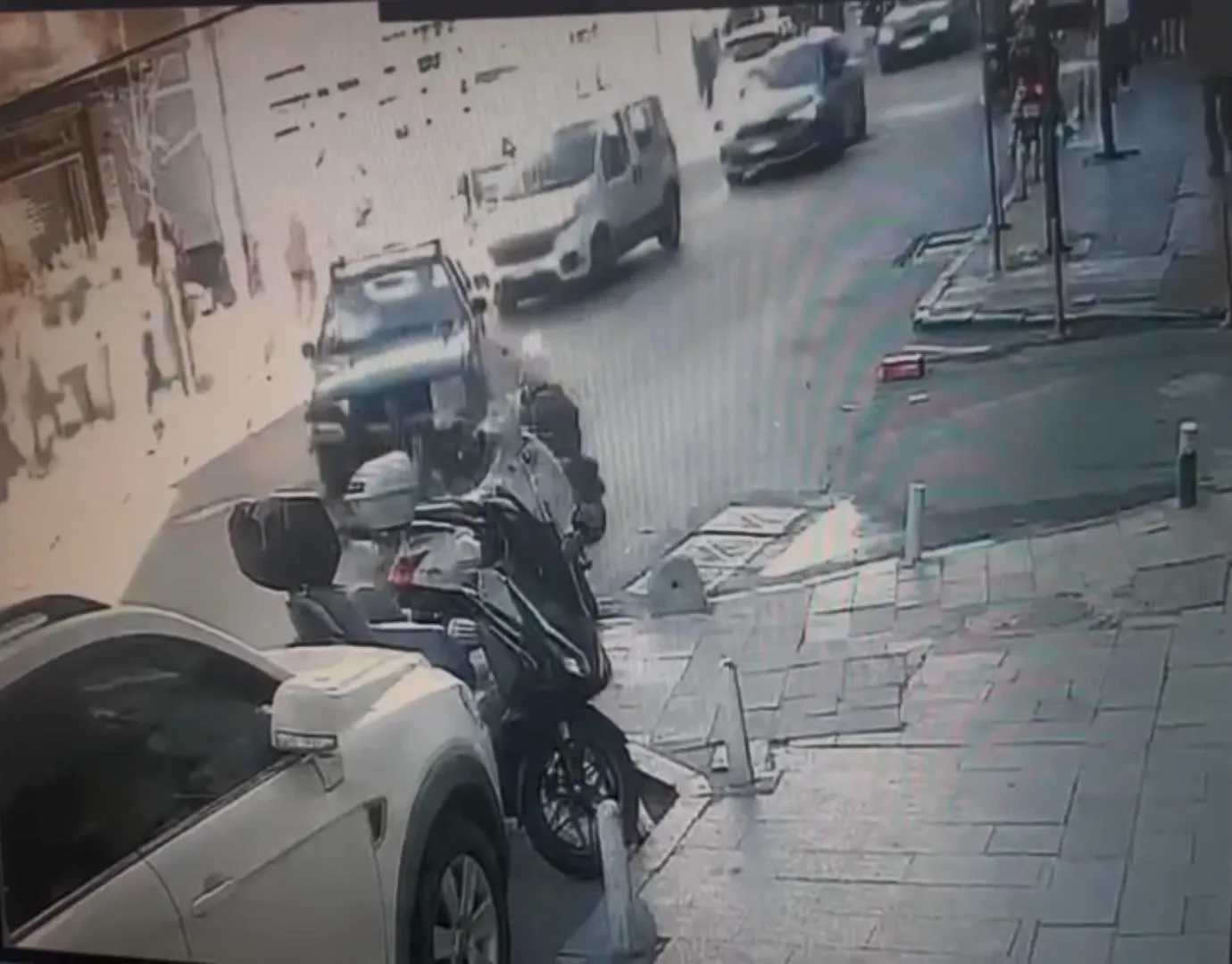 Kağıthane’de motosikletin otomobile çarptığı o anlar kamerada