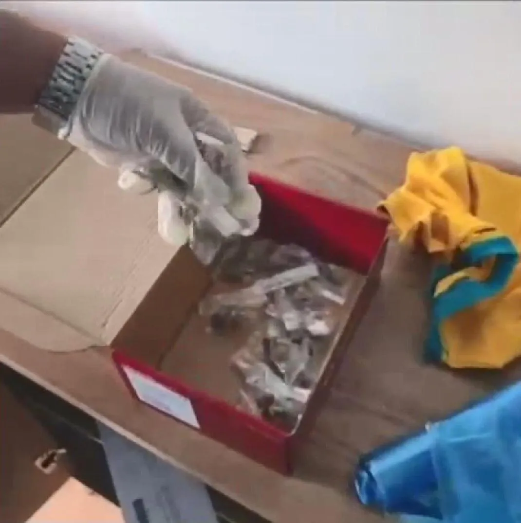 Zeytinburnu'ndaki uyuşturucu baskınında binlerce hap ele geçirildi
