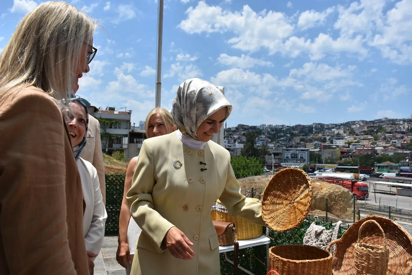 Bakan Göktaş İzmir’de kadın girişimcilerle buluştu
