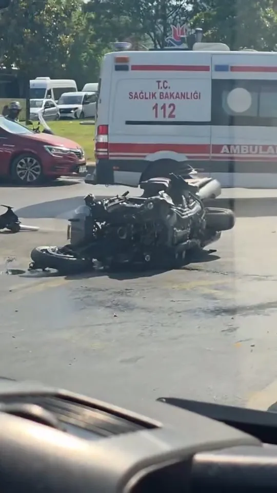 Kağıthane'de ambulans ile motosiklet çarpıştı 4 yaralı