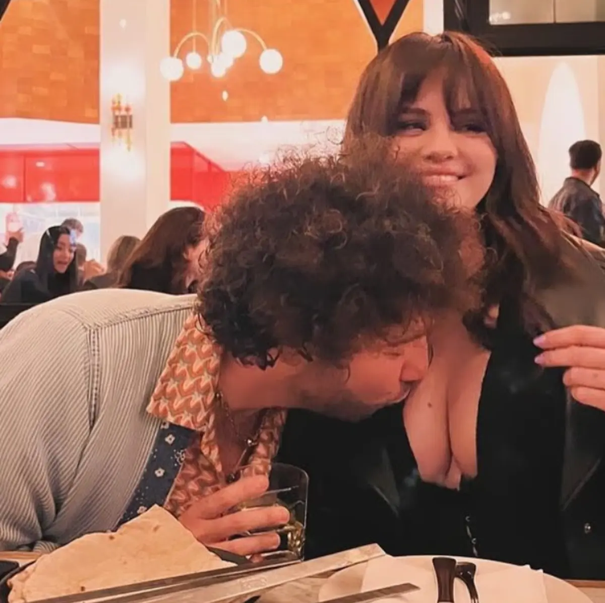 Selena Gomez ve Benny Blanco nun restoran pozu olay oldu! Hayranlar şaşkına döndü 2