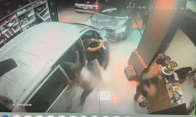Trabzon’da kontrolden çıkan araç oto aksesuar dükkanına girdi