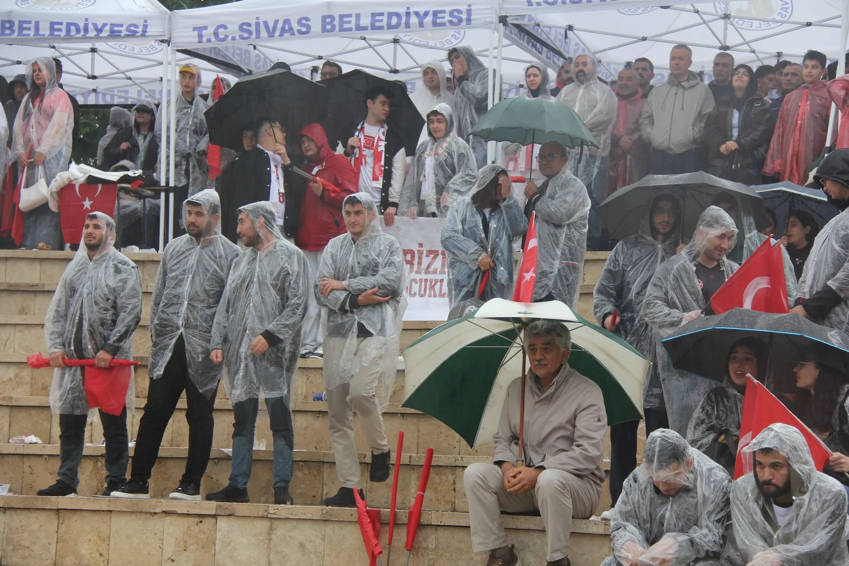 Sivaslılar sağanak yağışa rağmen dev ekranda milli maçı izledi