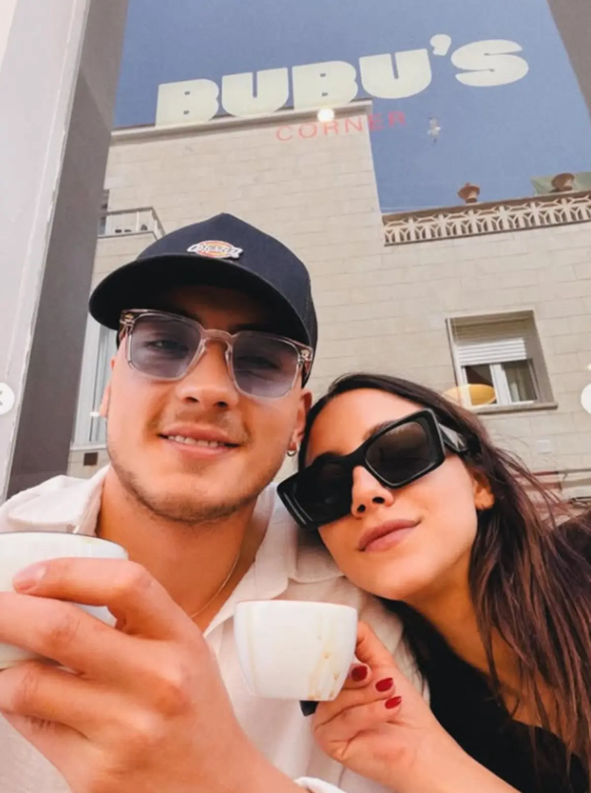 Atakan Özkaya ve Dilin Döğer in aşk pozlarına beğeni yağdı 2