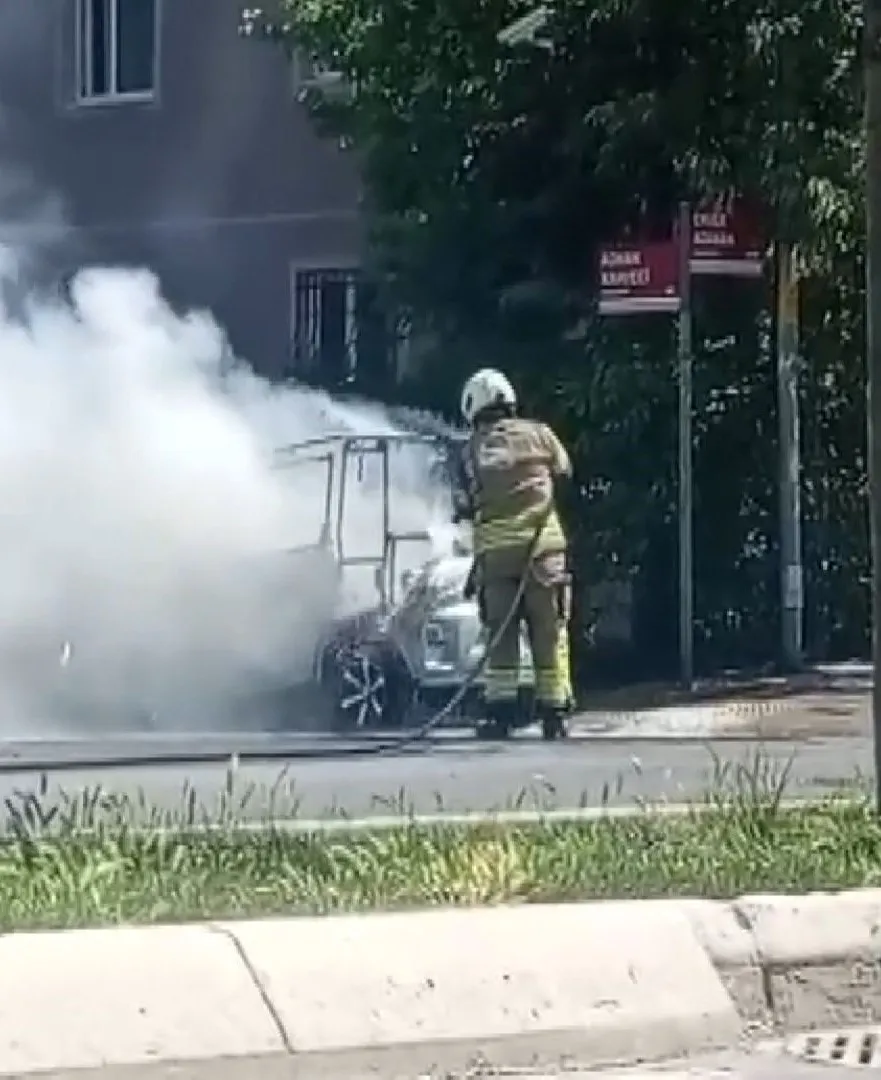 Beylikdüzü’nde park halindeki elektrikli otomobil alevlere teslim oldu