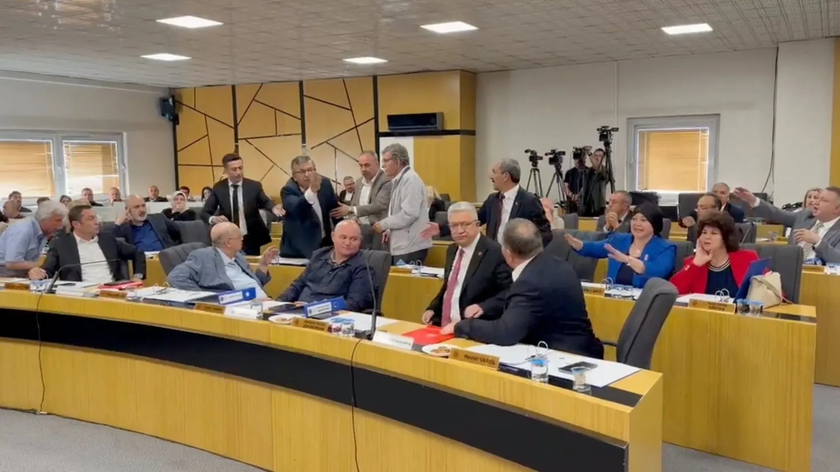 Afyonkarahisar Belediye Meclisi'nde parti değişikliği sonrası gerginlik