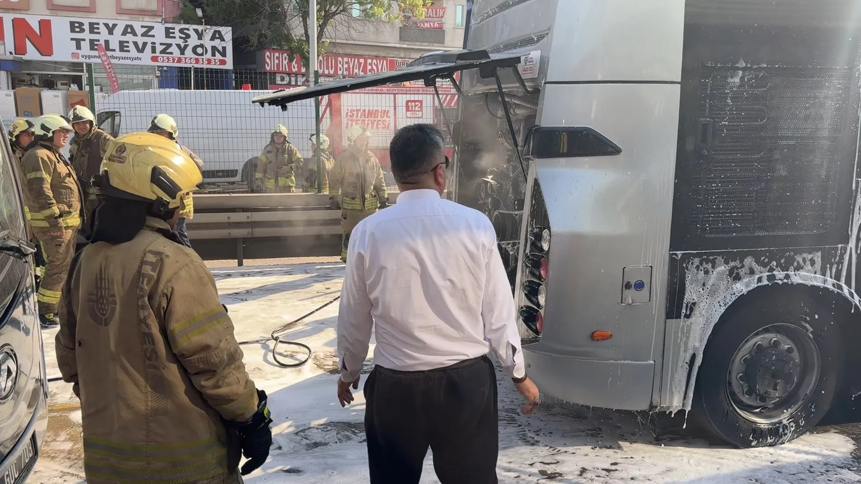 Avcılar’da metrobüs seferlerini aksatan yangın paniği