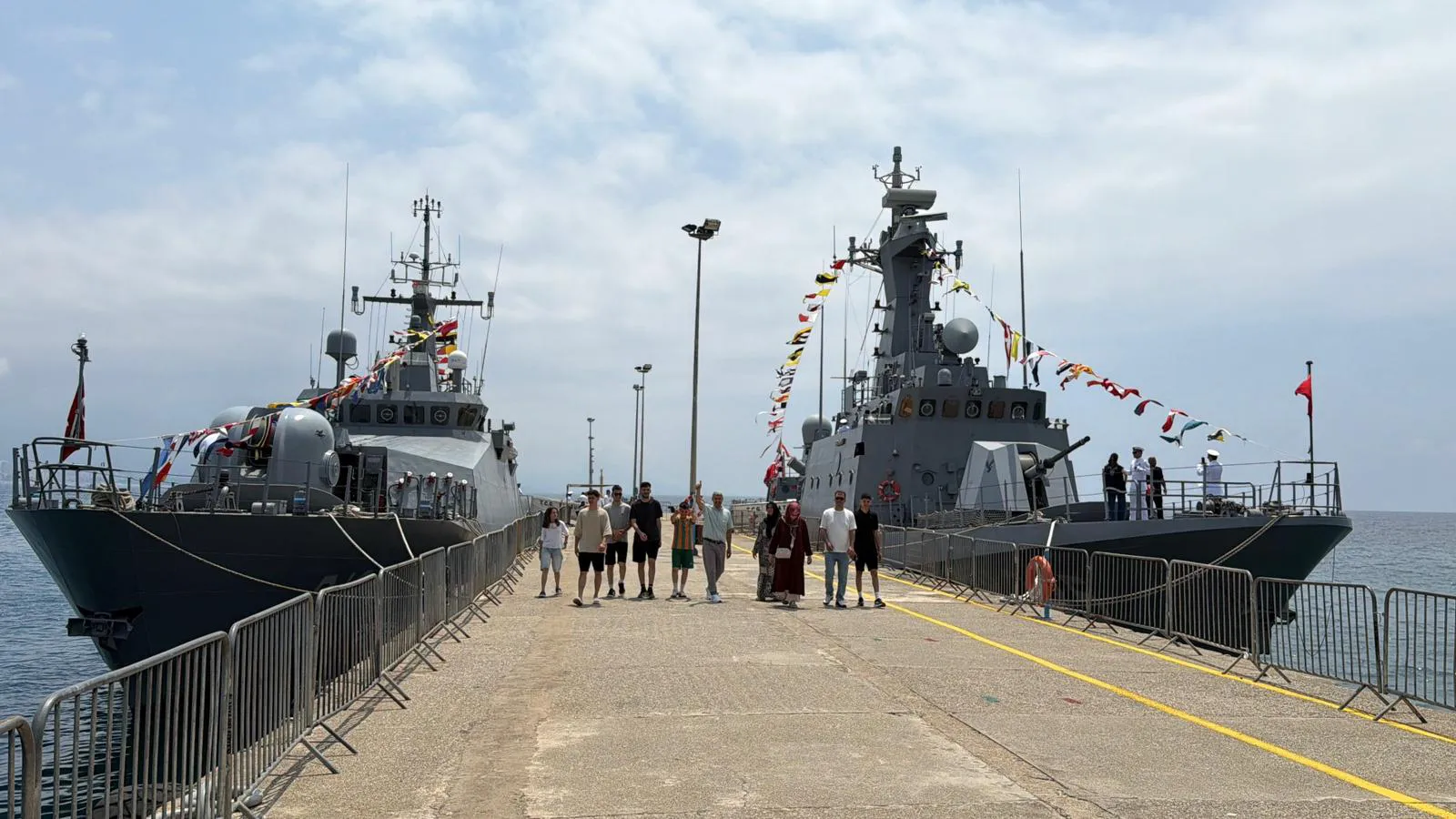 Alanya limanında iki savaş gemisi halkla buluştu