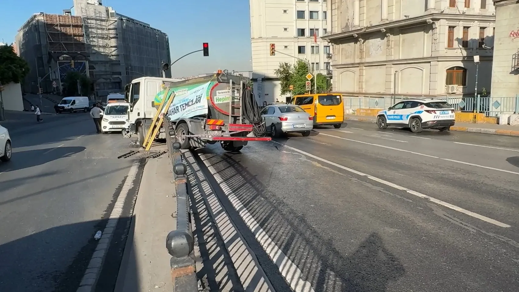 Beyoğlu’nda sabah mesaisi kaza ile başladı