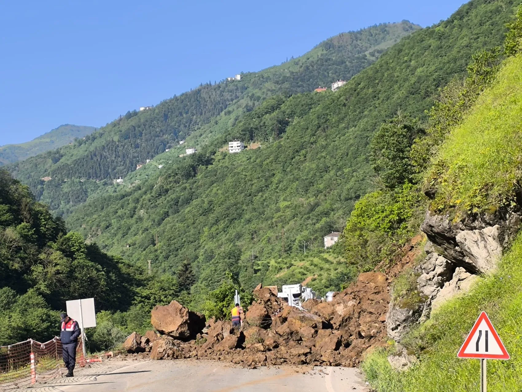 Trabzon ile Bayburt arasındaki ulaşım heyelan yüzünden durdu