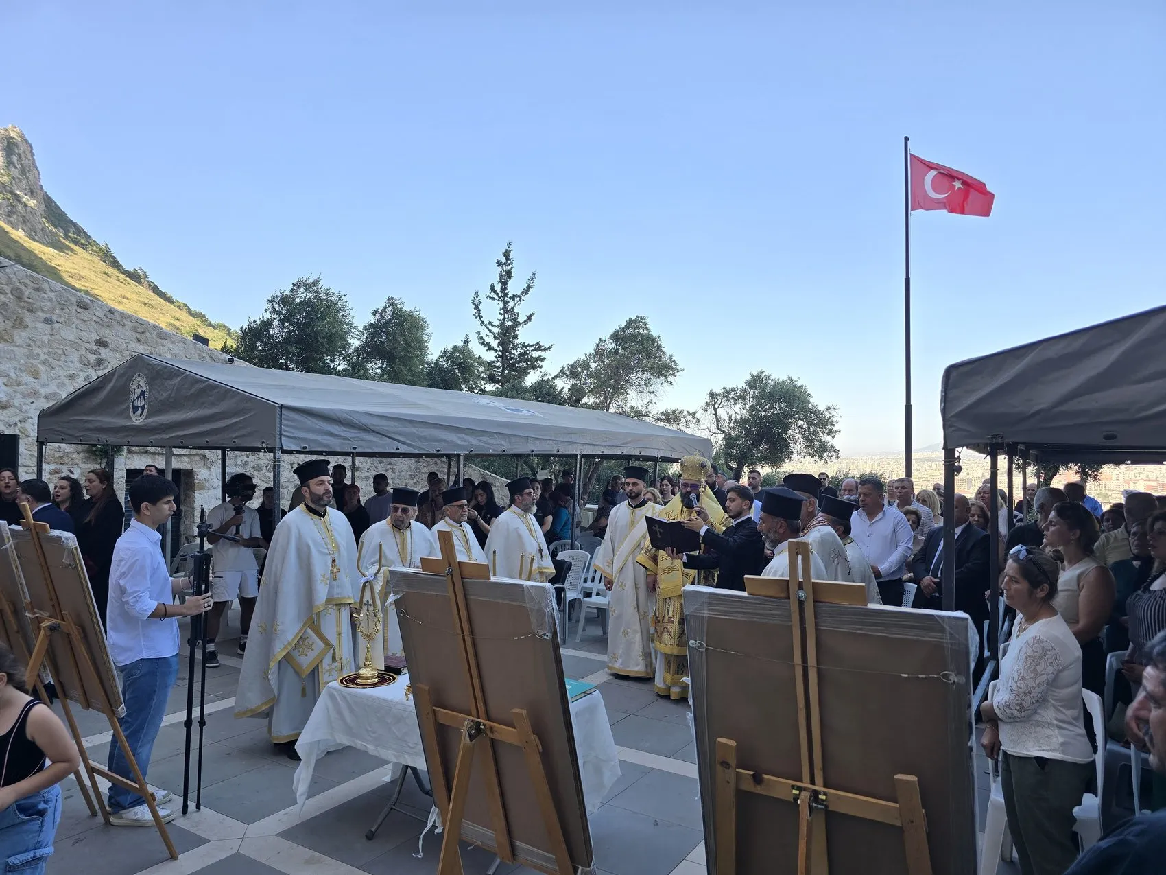Hatay'da tarihi mağara kilisesinde barış duası yükseldi