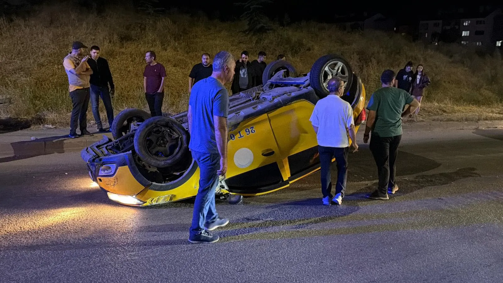 Eskişehir’de ticari araç kaldırıma çarparak devrildi