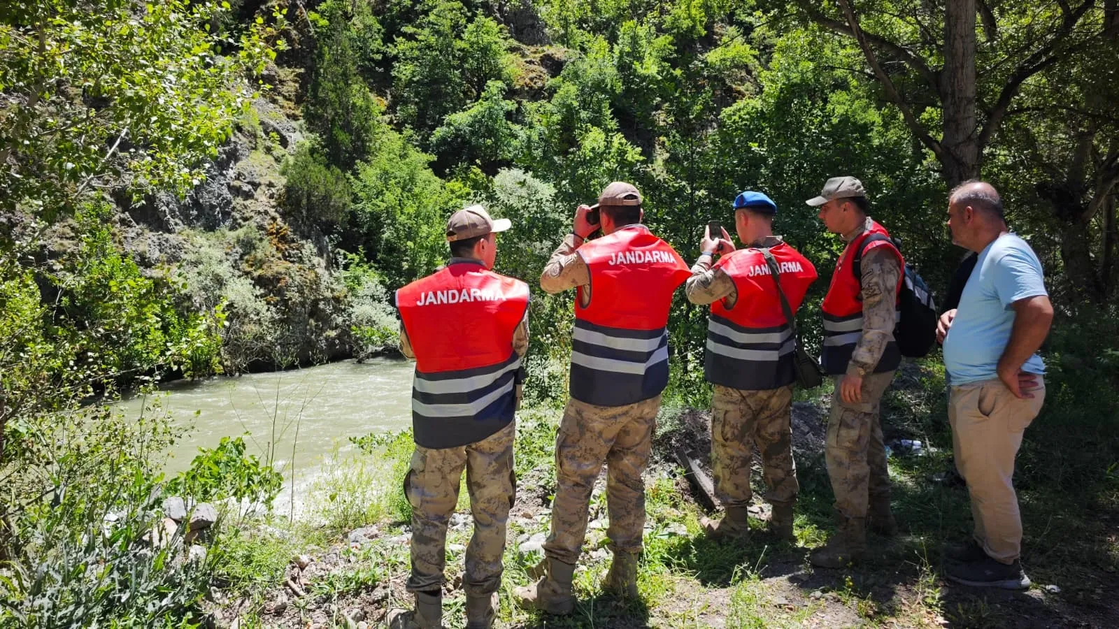 Artvin’de dereye uçan araçtaki baba ve oğul aranıyor
