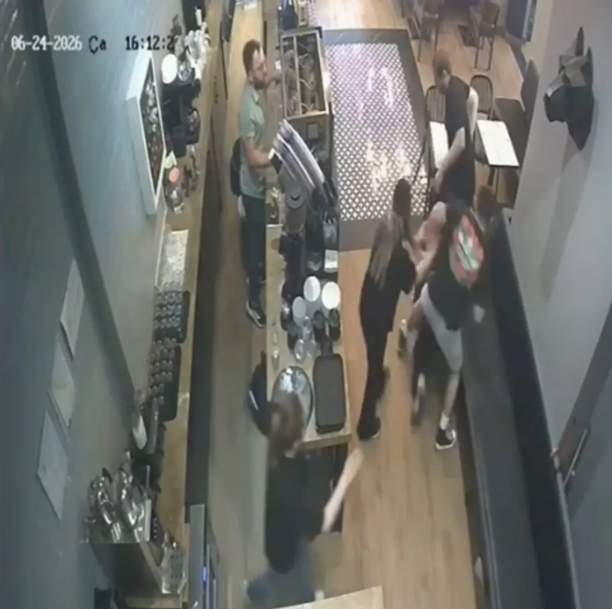 Kadıköy’deki kafede dehşet anları güvenlik kamerasına yansıdı