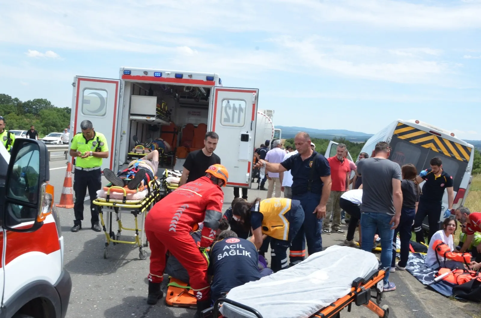 Keşan yolunda servis kazası 16 kişi hastaneye kaldırıldı