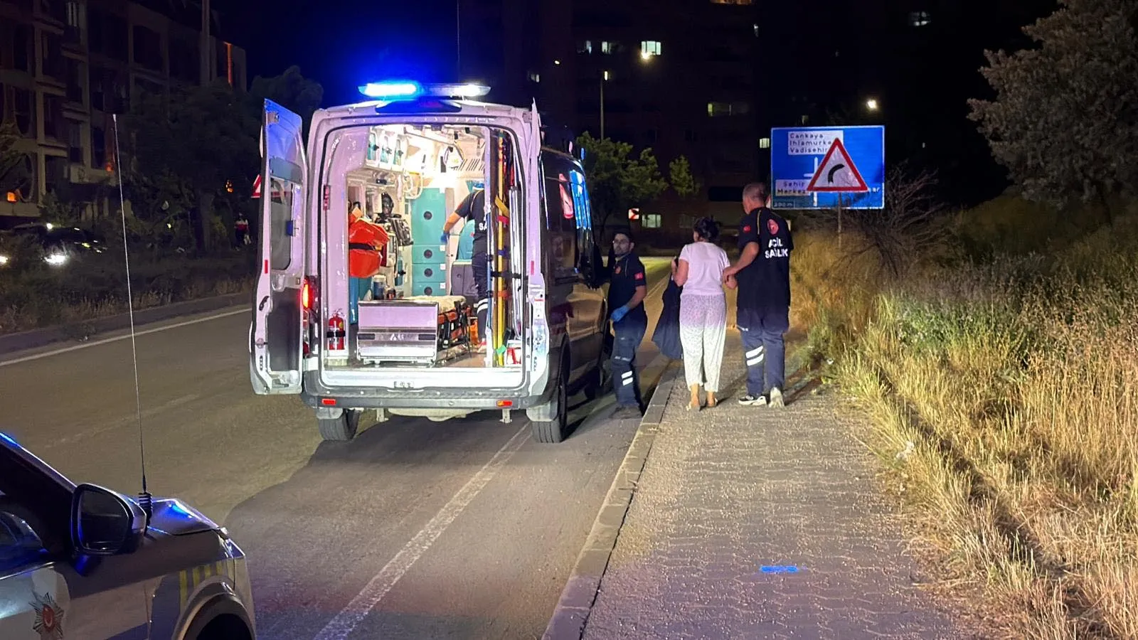 Eskişehir’de ticari araç kaldırıma çarparak devrildi