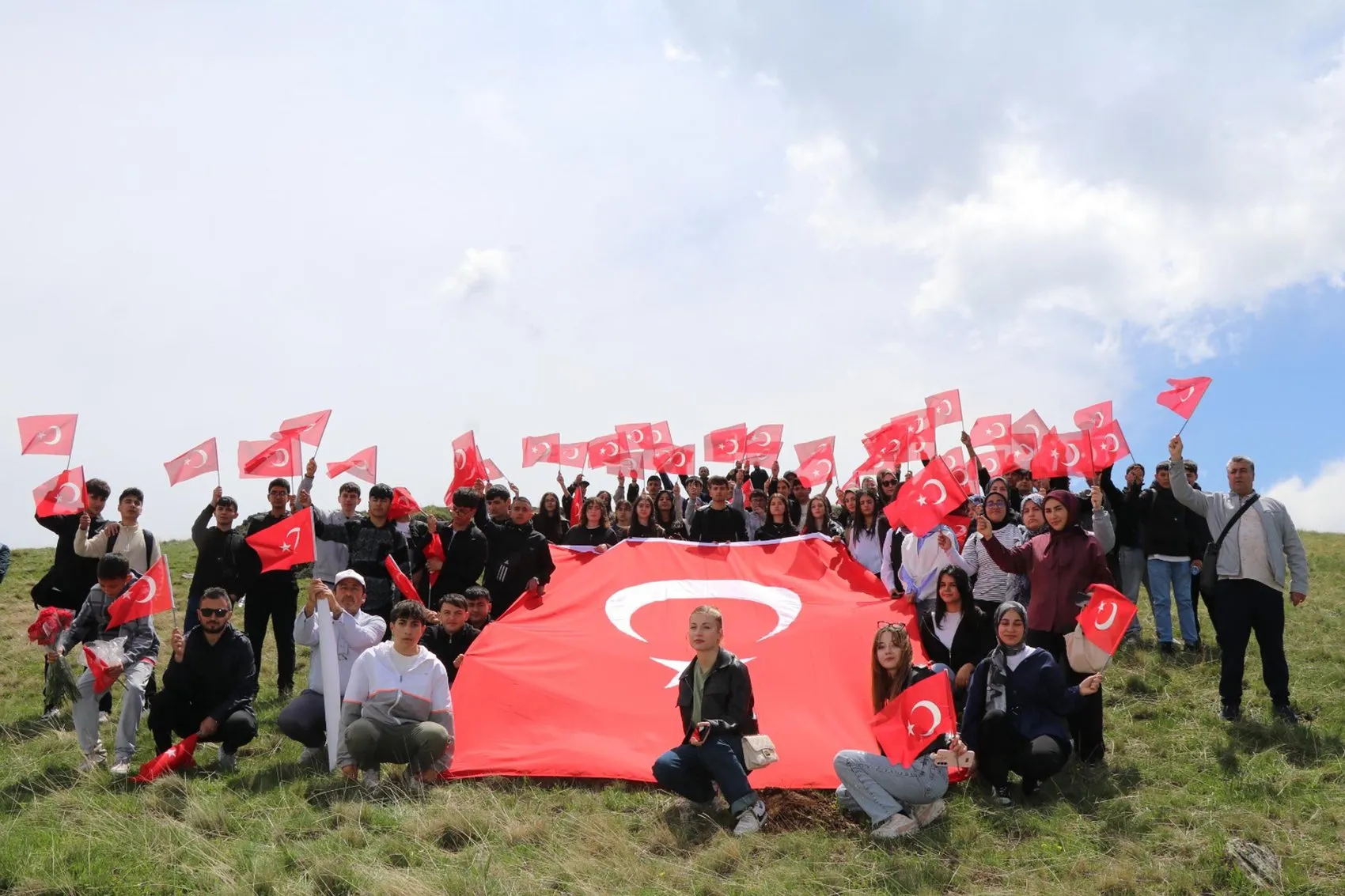Erzurumlu gençler Sarıkamış şehitleri için zirveye yürüdü