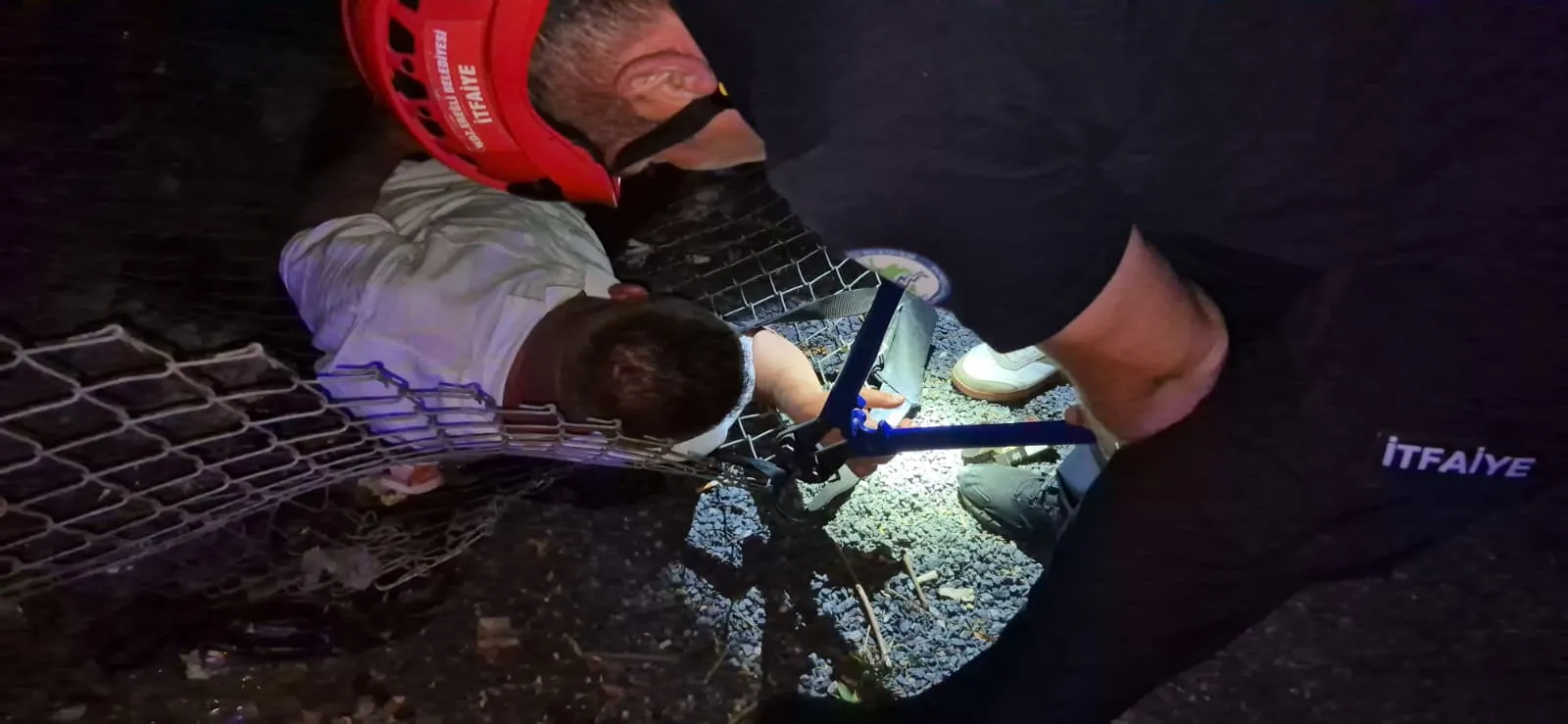Ereğli’de alkollü adamın bileği bahçe teline sıkıştı