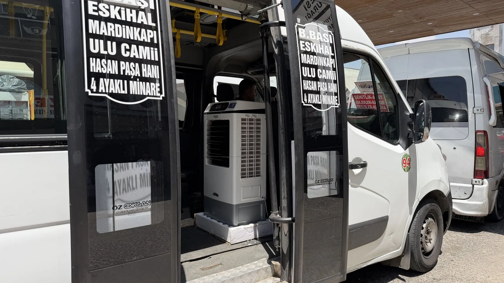 Diyarbakırlı şoförden minibüste 42 derecelik sıcağa karşı pratik çözüm
