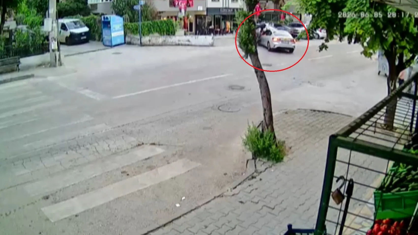 Mudanya'da motosiklet ve otomobil çarpıştı İki yaralı