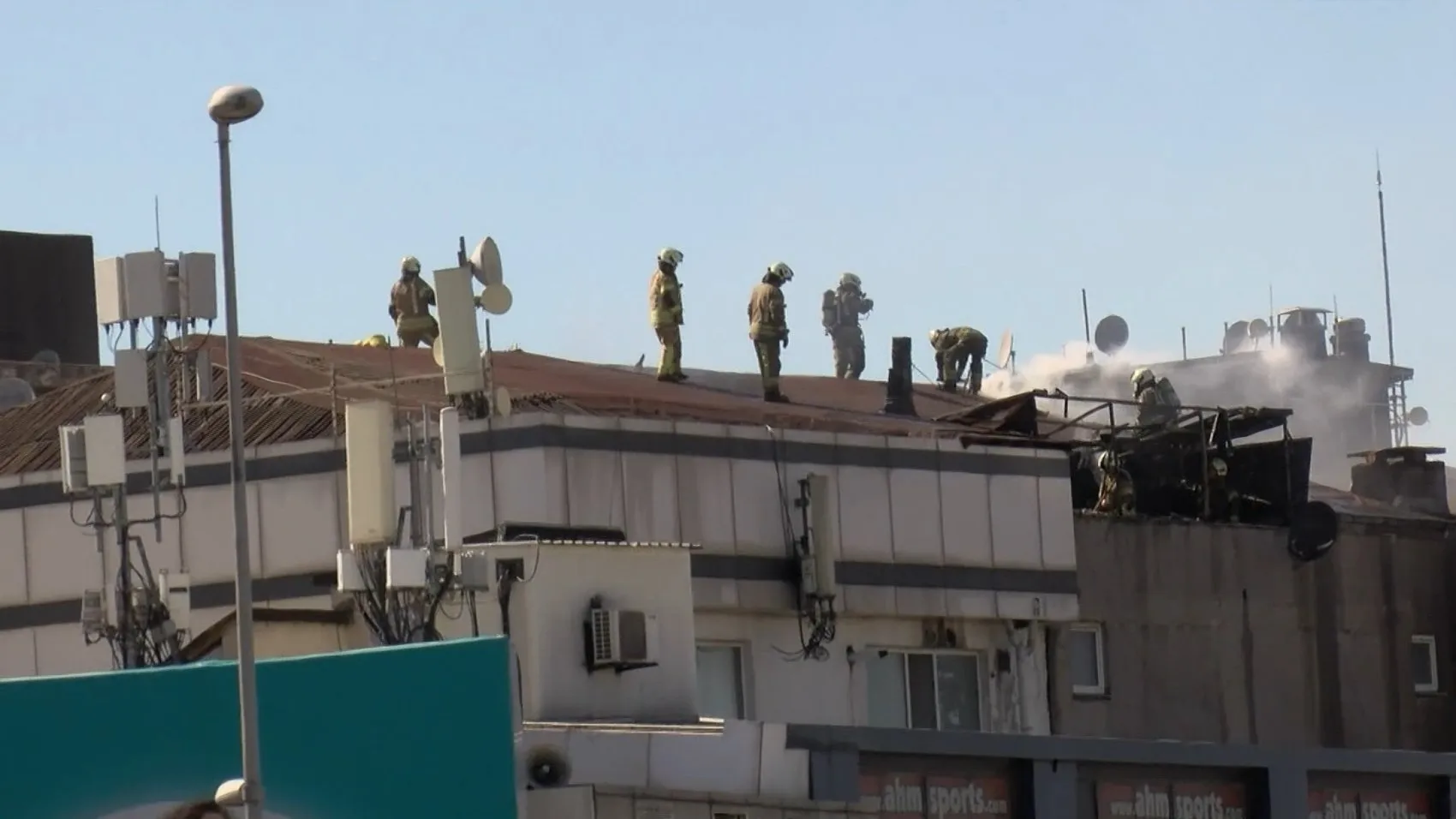 Ataşehir Yenisahra’da çatı yangını paniği