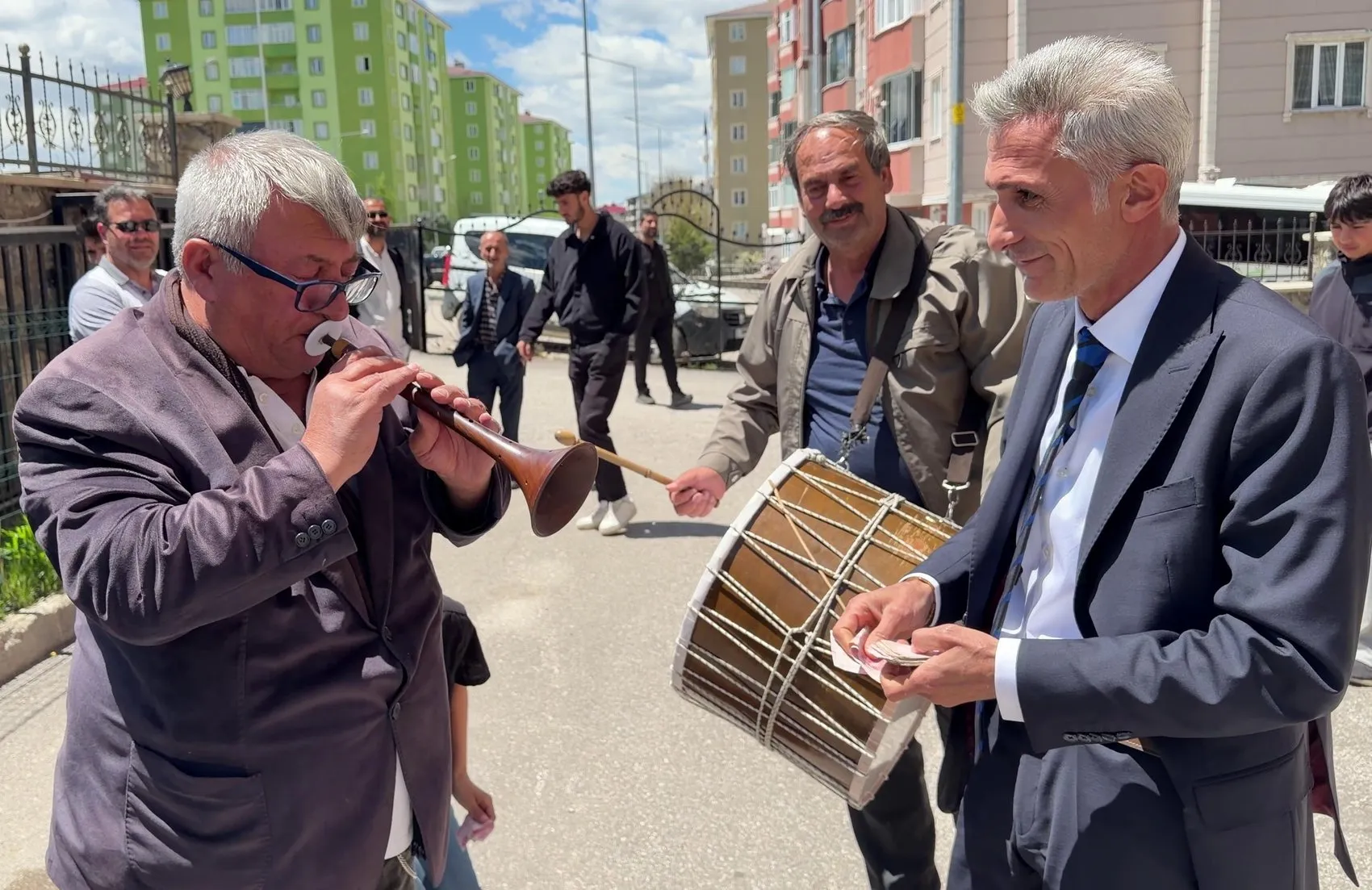 Erzurum düğünlerinin değişmez ismi kimseden bahşişi esirgemiyor