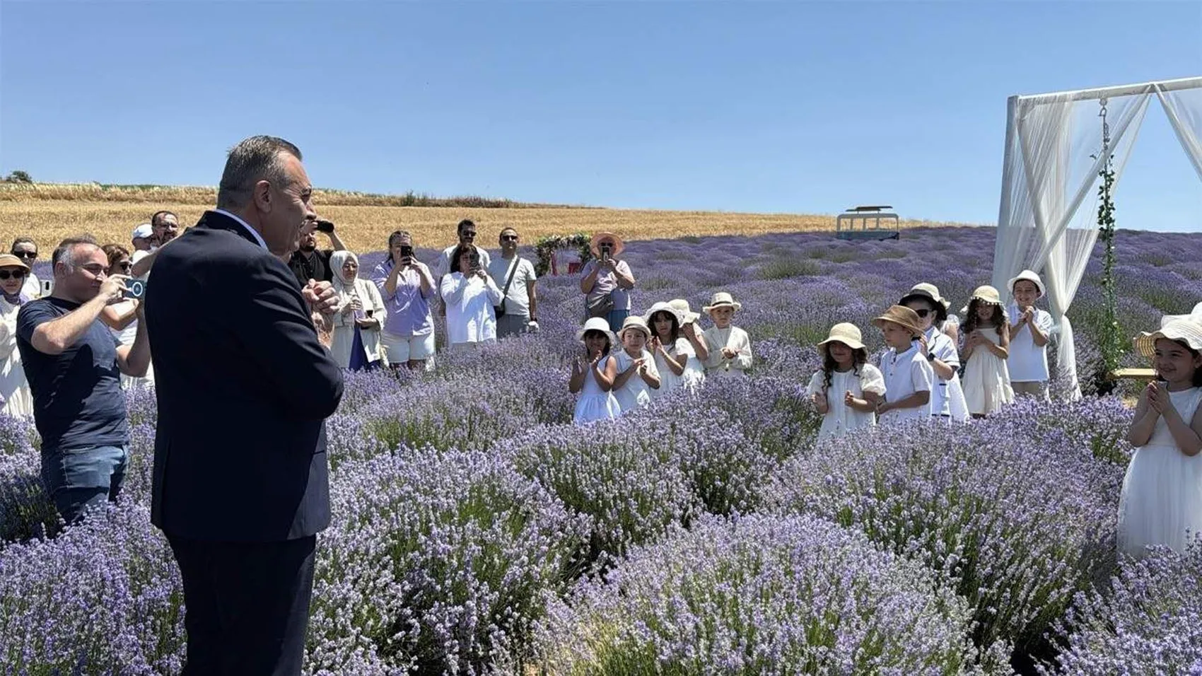 Tekirdağlı öğrenciler karnelerini mor lavanta tarlasında aldı