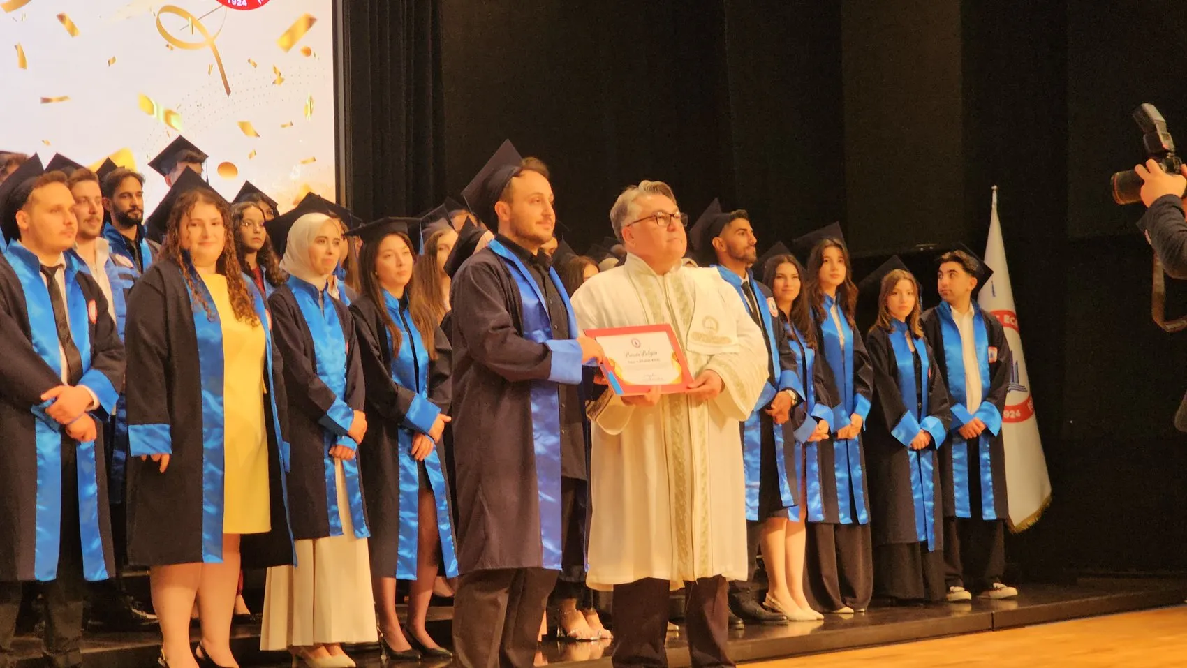 Zonguldak’ta sıra dışı mezuniyet Diplomasını almadan sahneye çıktı