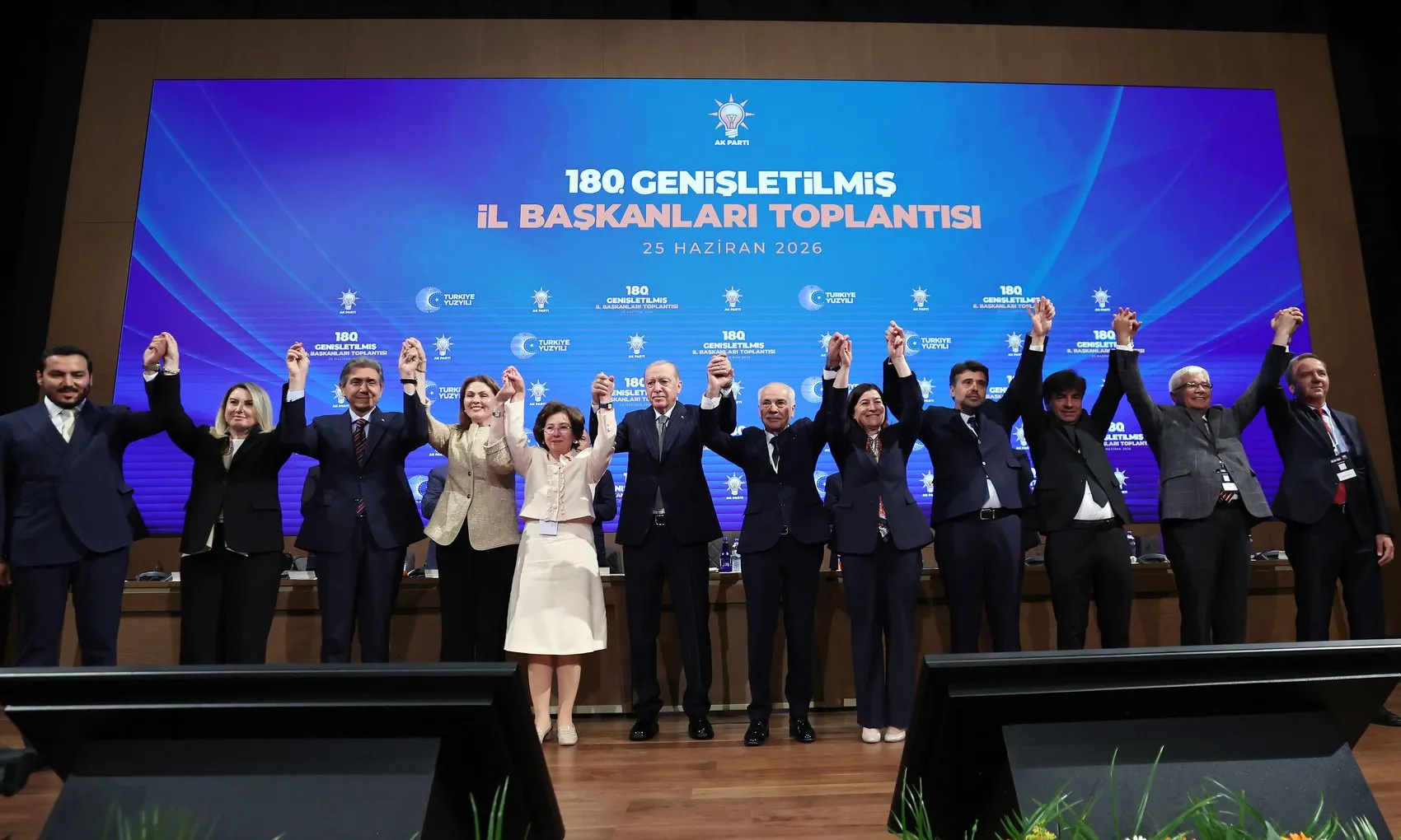 Erdoğan teşkilatına seslendi Gösteri değil hizmet makamındasınız