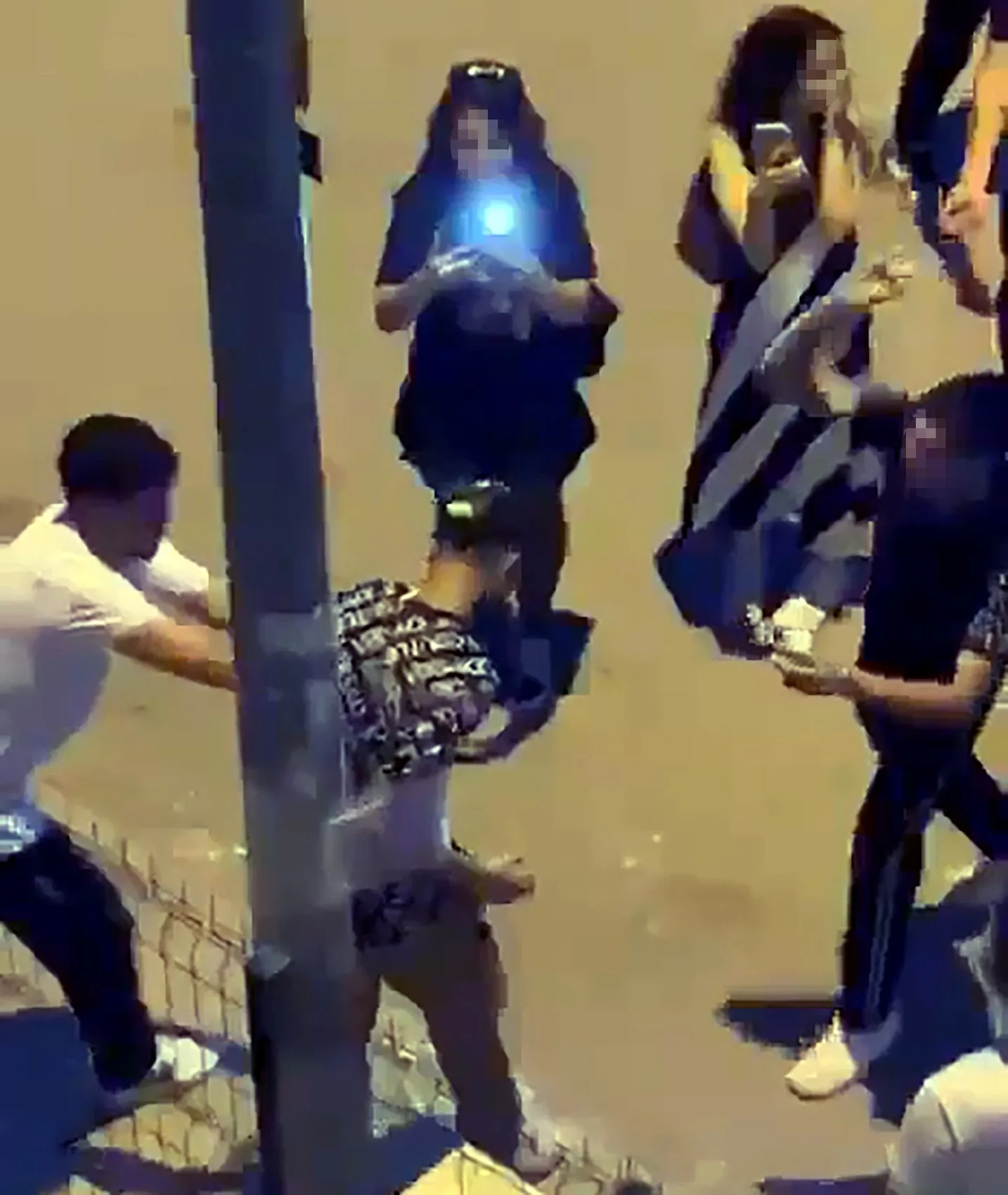 Adana'da arkadaşlarına yaptıkları akran zorbalığı kameraya yansıdı